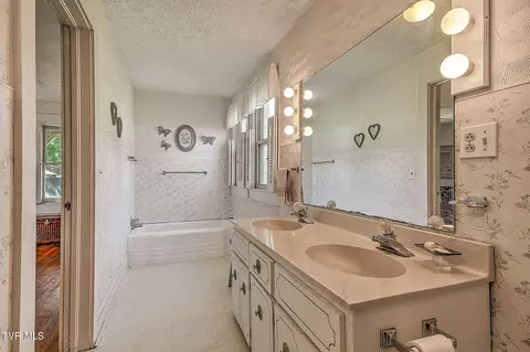 Bath - 851 Adkins Lane Erwin Tn 37650, Erwin, TN 37650 photo 1 of 2