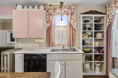 Kitchen - 201 E 9th Avenue Johnson City Tn 37601, Johnson City, TN 37601 photo 4 of 4