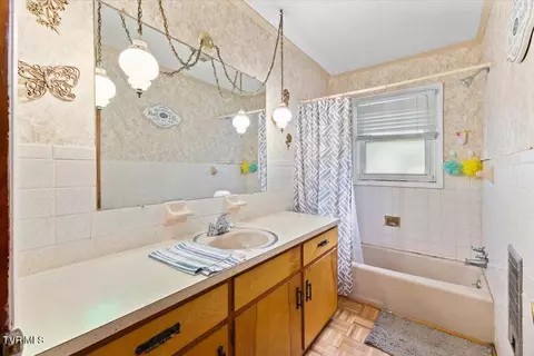 Bath - 207 Sycamore Street Erwin Tn 37650, Erwin, TN 37650 photo 1 of 3