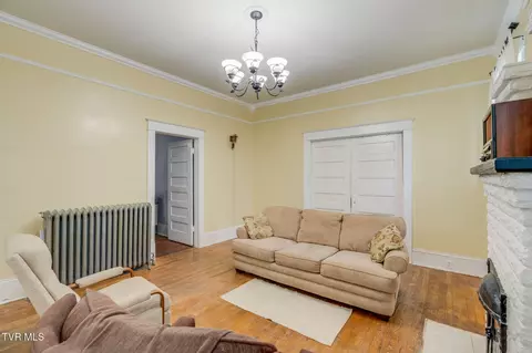 Living - 313 W Pine Street Johnson City Tn 37604, Johnson City, TN 37604 photo 3 of 3