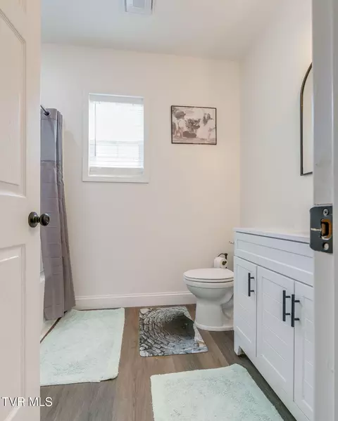 Bath - 889 S Mohawk Drive Erwin Tn 37650, Erwin, TN 37650 photo 2 of 2