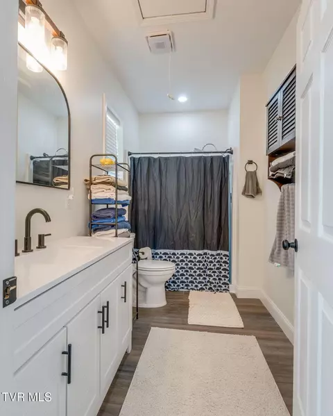 Bath - 889 S Mohawk Drive Erwin Tn 37650, Erwin, TN 37650 photo 1 of 2