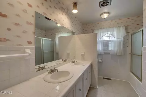 Bath - 555 Valley Avenue Erwin Tn 37650, Erwin, TN 37650 photo 1 of 2