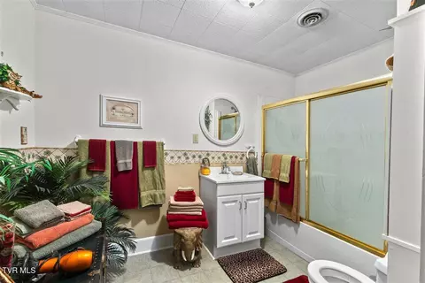 Bath - 214 Union Street Erwin Tn 37650, Erwin, TN 37650 photo 4 of 5