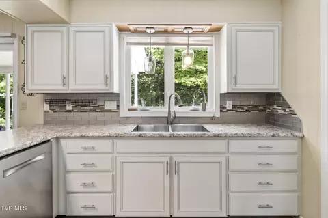 Kitchen - 113 Oakwood Lane Erwin Tn 37650, Erwin, TN 37650 photo 5 of 8