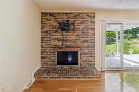 Living - 113 Oakwood Lane Erwin Tn 37650, Erwin, TN 37650 photo 2 of 3