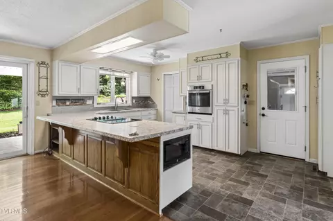 Kitchen - 113 Oakwood Lane Erwin Tn 37650, Erwin, TN 37650 photo 2 of 8