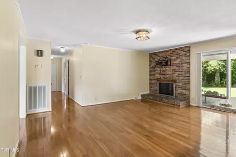 Living - 113 Oakwood Lane Erwin Tn 37650, Erwin, TN 37650 photo 3 of 3
