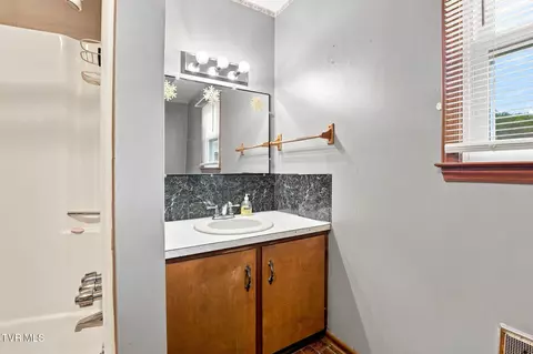 Bath - 2060 Fishpond Road Chuckey Tn 37641, Chuckey, TN 37641 photo 1 of 1