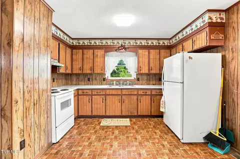 Kitchen - 2060 Fishpond Road Chuckey Tn 37641, Chuckey, TN 37641 photo 2 of 2