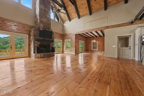 Living - 3101 Whitehouse Road Greeneville Tn 37745, Greeneville, TN 37745 photo 1 of 4