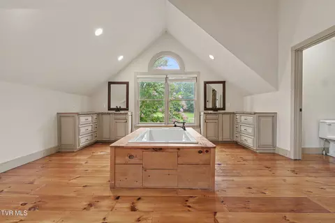 Bath - 3101 Whitehouse Road Greeneville Tn 37745, Greeneville, TN 37745 photo 7 of 10