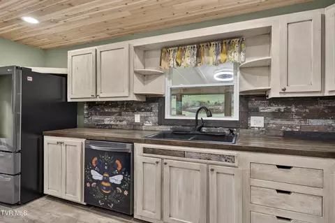 Kitchen - 13422 Countiss Road Abingdon Va 24210, Abingdon, VA 24210 photo 2 of 3