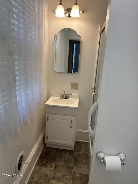 Bath - 221 N Irish Street Greeneville Tn 37745, Greeneville, TN 37745 photo 3 of 3