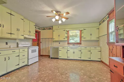 Kitchen - 226 Bank Drive Fall Branch Tn 37656, Fall Branch, TN 37656 photo 1 of 5