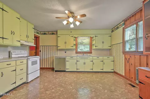 Kitchen - 226 Bank Drive Fall Branch Tn 37656, Fall Branch, TN 37656 photo 2 of 5