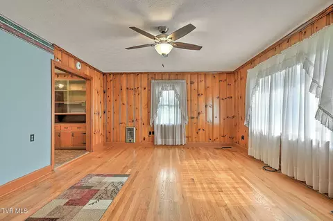 Living - 226 Bank Drive Fall Branch Tn 37656, Fall Branch, TN 37656 photo 2 of 6