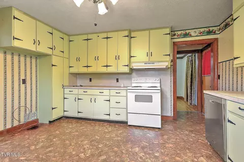 Kitchen - 226 Bank Drive Fall Branch Tn 37656, Fall Branch, TN 37656 photo 3 of 5