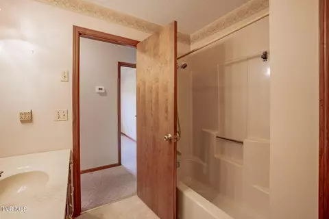 Bath - 706 9th Street Erwin Tn 37650, Erwin, TN 37650 photo 2 of 3