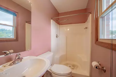 Bath - 706 9th Street Erwin Tn 37650, Erwin, TN 37650 photo 3 of 3