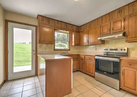 Kitchen - 24260 Junction Drive Bristol Va 24202, Bristol, VA 24202 photo 3 of 4