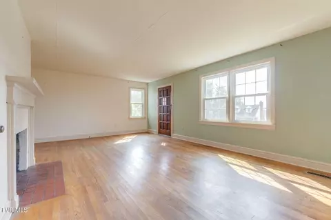 Living - 725 Prospect Avenue Bristol Va 24201, Bristol, VA 24201 photo 3 of 4