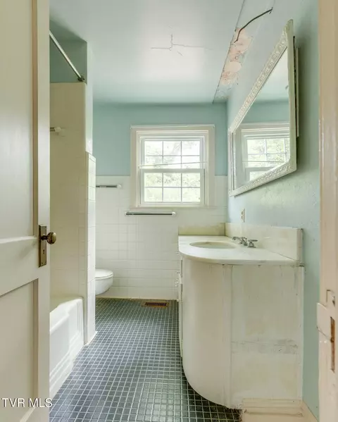 Bath - 725 Prospect Avenue Bristol Va 24201, Bristol, VA 24201 photo 1 of 2