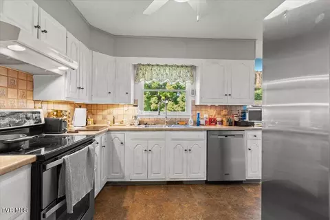 Kitchen - 207 Hermosa Drive Fall Branch Tn 37656, Fall Branch, TN 37656 photo 2 of 4
