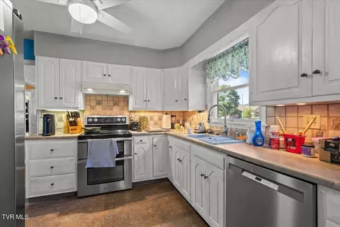 Kitchen - 207 Hermosa Drive Fall Branch Tn 37656, Fall Branch, TN 37656 photo 4 of 4