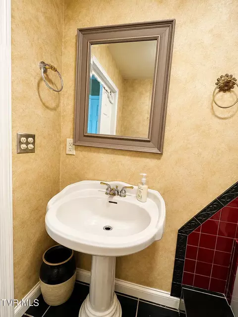 Bath - 501 E 9th Avenue Johnson City Tn 37601, Johnson City, TN 37601 photo 5 of 9