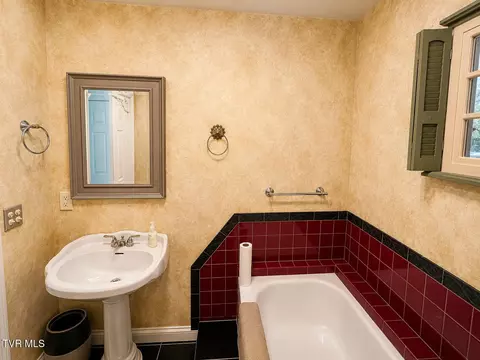 Bath - 501 E 9th Avenue Johnson City Tn 37601, Johnson City, TN 37601 photo 2 of 9