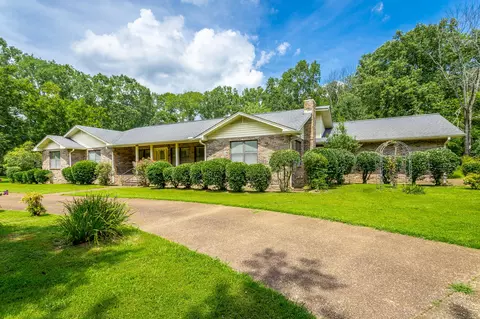 1637 Eagle Dr, Hixson, TN 37343 photo 1