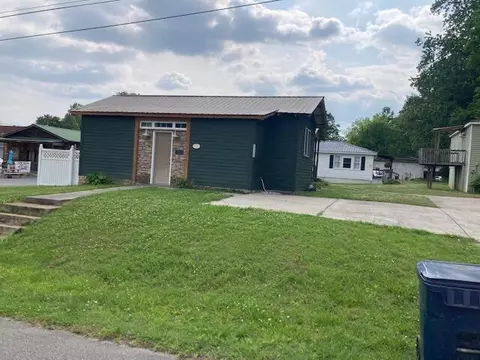 203 Thomas Ave, Chickamauga, GA 30707