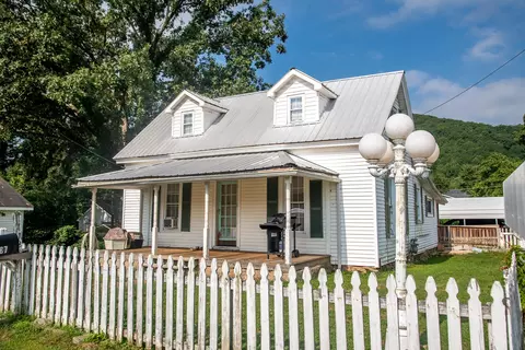 11287 S Oak St, Soddy Daisy, TN 37379