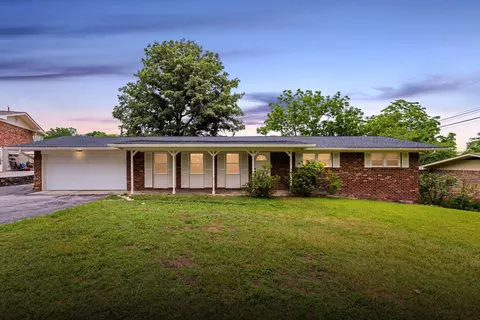 1407 Clearpoint Dr, Hixson, TN 37343