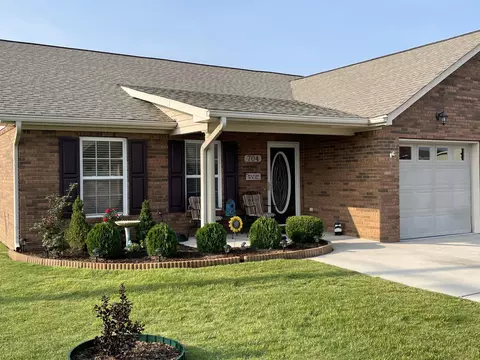 704 Applebrook Dr, Rossville, GA 30741