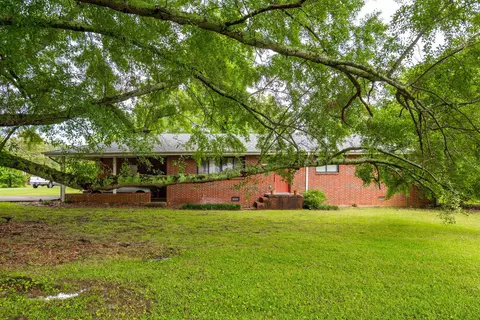 108 Valley Dr, Trenton, GA 30752