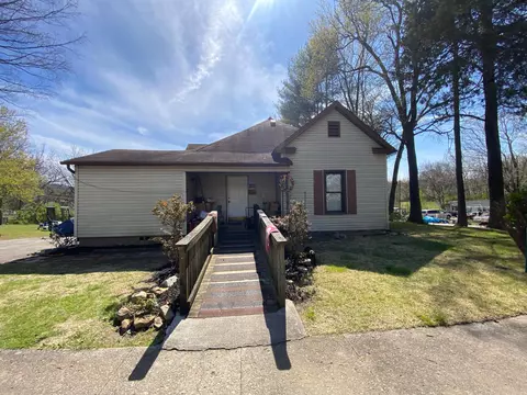 621 9th St, Etowah, TN 37331