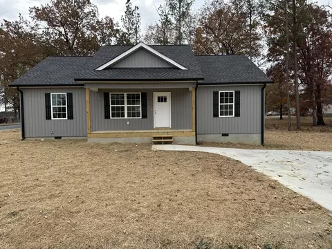 102 W Elm St, Chatsworth, GA 30705