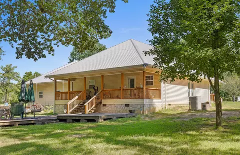 307 Dennis Rd, Trenton, GA 30752