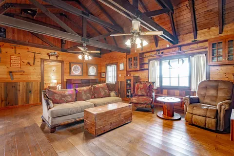 Living - 22 Walnut St, Kimball, TN 37347 photo 4 of 6