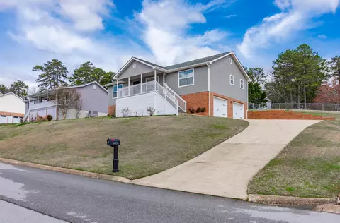 8453 Bay Run Dr, Hixson, TN 37343