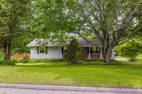 8800 Lake Crest Cir, Chattanooga, TN 37416