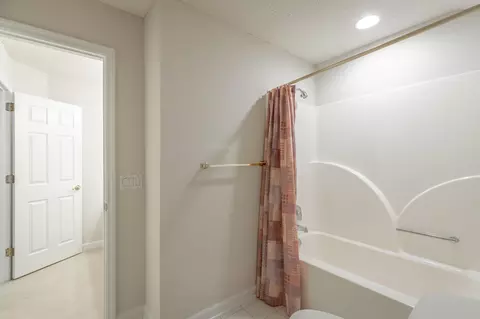 Bath - 6736 Willow Brook Dr, Chattanooga, TN 37421 photo 4 of 7