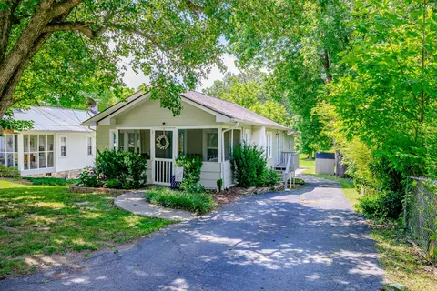 902 Gordon St, Chickamauga, GA 30707