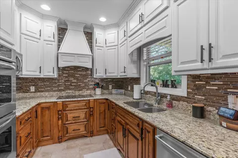 Kitchen - 4735 Sequatchie Mountain Rd, Sequatchie, TN 37374 photo 2 of 4