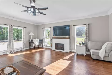 Living - 4735 Sequatchie Mountain Rd, Sequatchie, TN 37374 photo 2 of 3