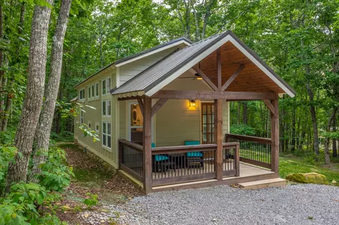 32 Retreat Trl, Menlo, GA 30731