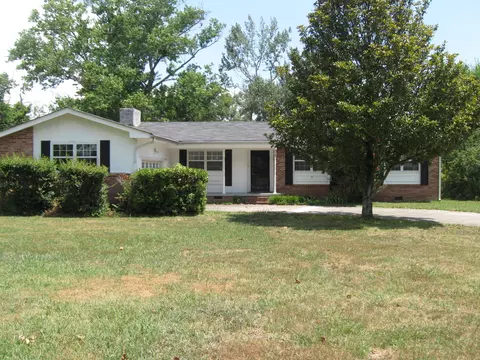 215 Port Dr, Hixson, TN 37343