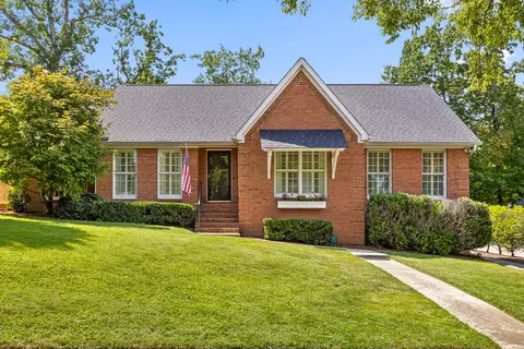 1012 Evanwood Dr, Lookout Mountain, TN 37350